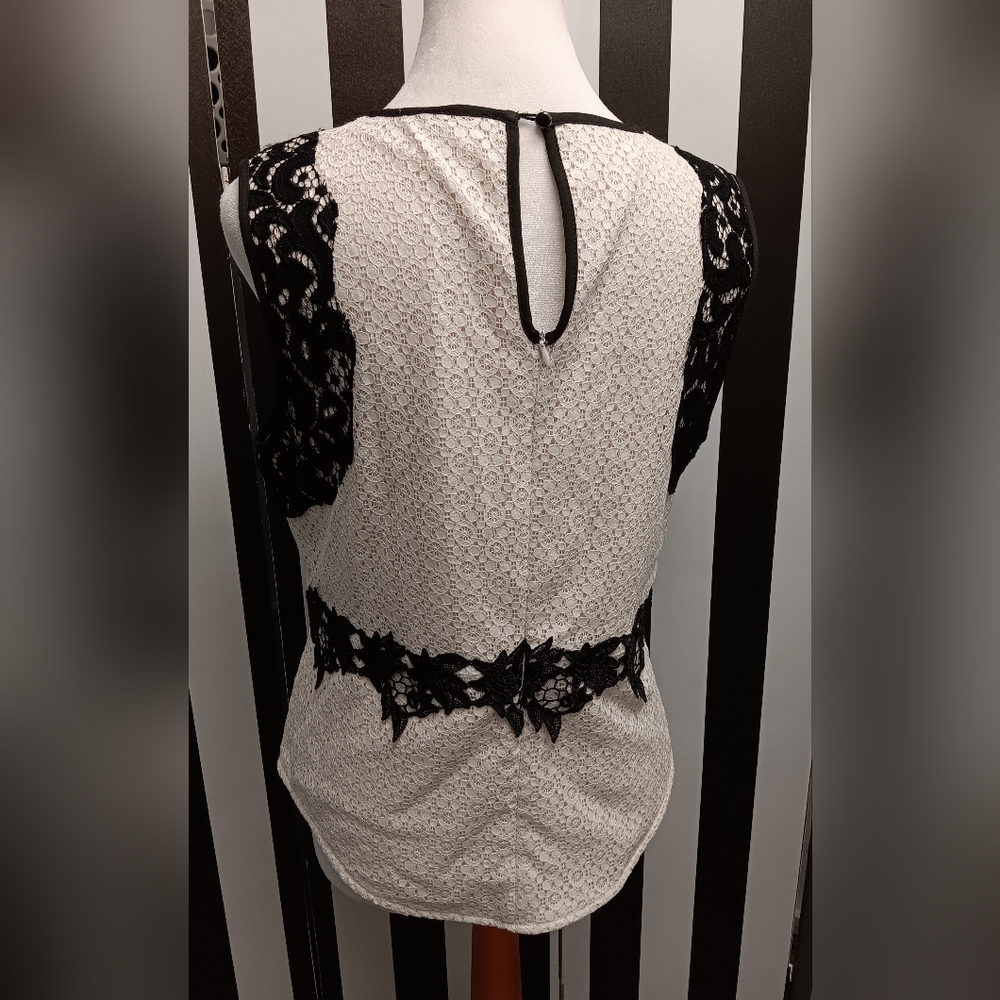 Antonio Milani lace top - Picture 2 of 8
